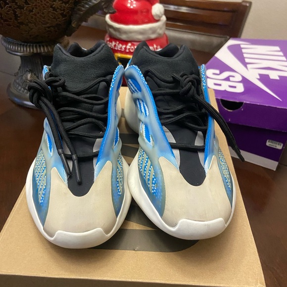 Yeezy 700 v3 - Picture 2 of 5